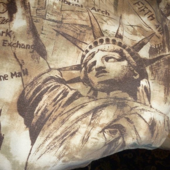 Vintage Gloria Vanderbilt top with print of Statue of Liberty Sz S - Picture 7 of 8